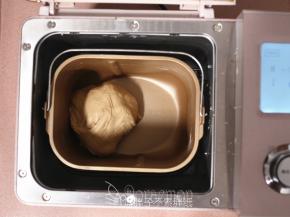 除黄油外，将面团中的其它原材料按放入东菱面包机中，开启1个揉面程序。揉至面团光滑。