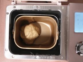 除黄油外，将面团中的其它原材料按放入东菱面包机中，开启1个揉面程序。揉至面团光滑。