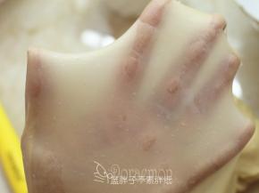 加入黄油，继续一个揉面程序，揉至扩展阶段，面团能拉出较薄的膜即可。