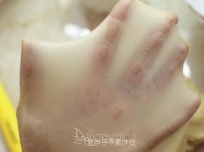 加入黄油，继续一个揉面程序，揉至扩展阶段，面团能拉出较薄的膜即可。