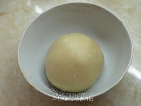 面团团圆之后放入大碗中，在室温下（约28℃）发酵。