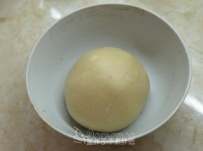 面团团圆之后放入大碗中，在室温下（约28℃）发酵。