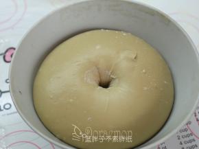 大概60分钟之后，面团发酵到两倍大，手指沾面粉戳一个洞，不回缩、不塌陷即表示发酵完成。