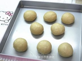 发酵好的面团按压拍打排气，平均分成8个面团，将它们都滚圆之后盖上保鲜膜松弛15分钟。