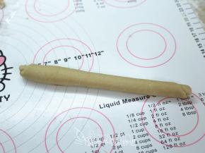 将面团由上往下卷起来。再松弛10分钟。