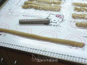 松弛好的面团继续搓长，大约35cm。