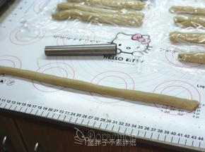 松弛好的面团继续搓长，大约35cm。