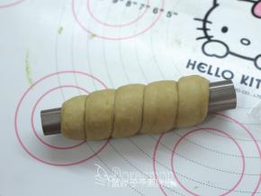 .由上到下卷起来。