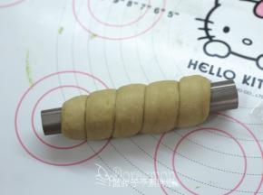 .由上到下卷起来。