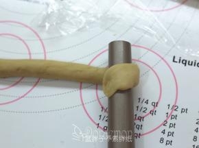 面团的一端按压在学厨丹麦面包管上。