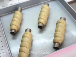 一次处理好所有面团，摆放在烤盘上，注意留出空隙。