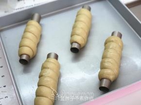 一次处理好所有面团，摆放在烤盘上，注意留出空隙。