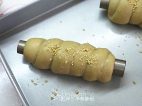 发酵好的面团，表面撒上花生碎。