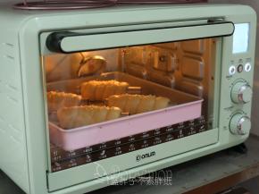 将面团送入预热好的烤箱，中层，上下火175℃，烘烤18分钟。