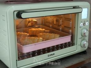 将面团送入预热好的烤箱，中层，上下火175℃，烘烤18分钟。