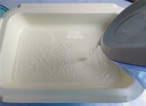 在锅中倒入纯净水，开大火煮沸（建议用纯净水煮出的茶饮好喝）！