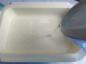 在锅中倒入纯净水，开大火煮沸（建议用纯净水煮出的茶饮好喝）！