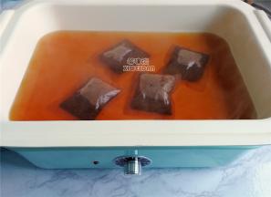 水沸腾了，把红茶包放入锅中泡出红茶汤，焖至一会。