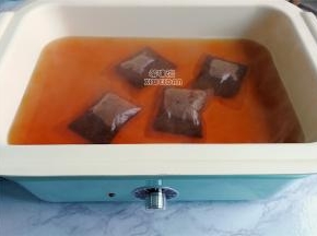 水沸腾了，把红茶包放入锅中泡出红茶汤，焖至一会。