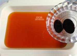 红茶汤清澈红亮，放入2块黑糖，开小火煮制融化。