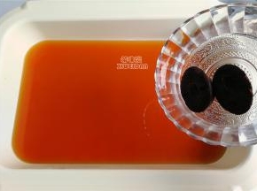 红茶汤清澈红亮，放入2块黑糖，开小火煮制融化。