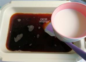 茶汤温热倒入牛奶混合均匀，奶茶就完成了。