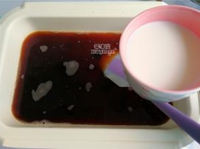 茶汤温热倒入牛奶混合均匀，奶茶就完成了。