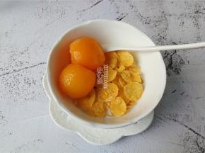 玉米片吸收了牛奶，变的香甜软糯，口感提升了很多，再放入你喜欢水果搭配。