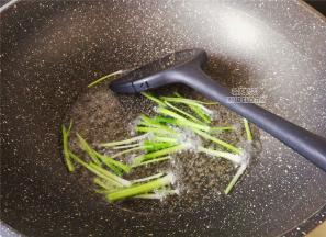 首先我们来制作好吃不正宗的葱油，热锅倒入适量食用油，把葱白先放入炸制，接着葱段。
