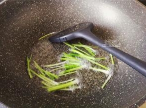 首先我们来制作好吃不正宗的葱油，热锅倒入适量食用油，把葱白先放入炸制，接着葱段。