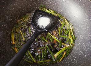 锅中葱白，葱段煸制一会，变色后倒入生抽，蒸鱼豉油和白砂糖，继续熬制一会即可。