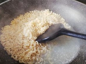 另起一锅倒入冷水煮沸，把2个鸡蛋面饼放入煮软，煮熟（建议用碱水面会更好吃）。