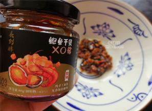 把XO酱挖一勺放入碗底，这样利用面的热度把酱软化开，方便搅拌。