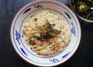 把面条捞出放入碗中搅拌下，浇入熬好的葱油继续搅拌下，放入几根香喷喷葱段开吃。