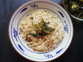 把面条捞出放入碗中搅拌下，浇入熬好的葱油继续搅拌下，放入几根香喷喷葱段开吃。