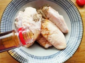 腌制鸡中翅，分别倒入料酒，黑胡椒，生抽，盐，鱼露均匀涂抹在食材上。