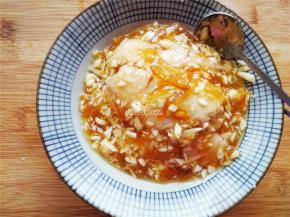 接着倒入蒜蓉蜂蜜，使鸡中翅均匀裹上酱料，封上保鲜膜冰箱冷藏一夜。