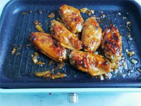 下面煎制金黄后，翻面再煎制，把碗中的酱料也倒入锅中，使鸡翅更入味。