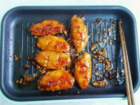 给酱料收汁后，鸡翅也煎制金黄诱人了，流口水呢！