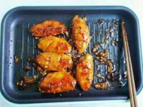 给酱料收汁后，鸡翅也煎制金黄诱人了，流口水呢！