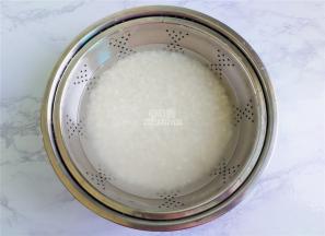 首先我们把梗米洗净下，浸泡半小时，让米粒微涨。