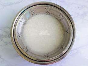 首先我们把梗米洗净下，浸泡半小时，让米粒微涨。