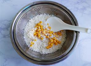 倒入一点玉米在梗米里混合，这样蒸出米饭里也有玉米粒增加不同口感。