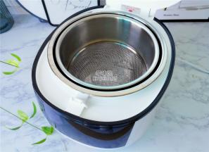 把里面甑子洗净干净，装入电饭煲里（是不是小时候木甑子蒸米饭的感觉）。