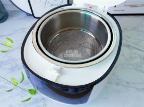 把里面甑子洗净干净，装入电饭煲里（是不是小时候木甑子蒸米饭的感觉）。