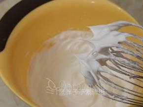 蛋黄蛋白分开，细砂糖分3次加入蛋白中，打发到干性发泡状态。