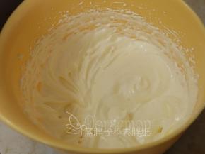 加入蛋黄，低速搅打均匀。