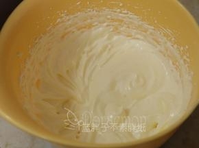 加入蛋黄，低速搅打均匀。