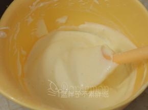 色拉油和牛奶混匀，倒在在面糊表面，记得分散一些，继续用手动打蛋器翻拌均匀。翻拌好的蛋糕糊是非常细腻光滑的。