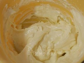 筛入低筋面粉，用手动打蛋器翻拌均匀。